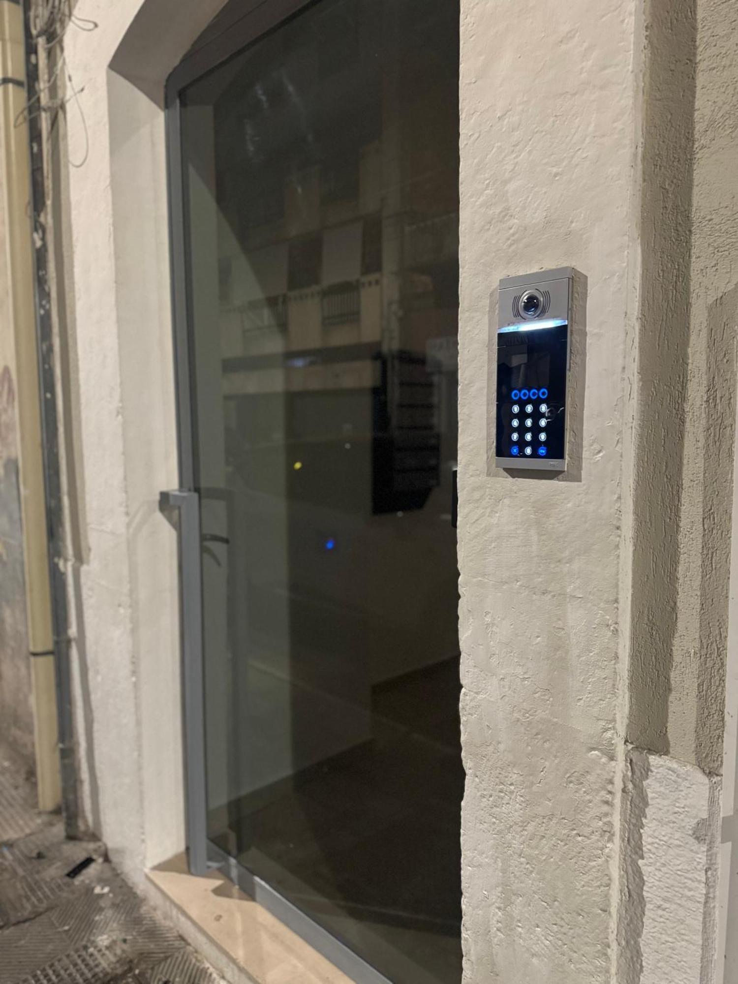 Flary Lägenhet Bari Exteriör bild